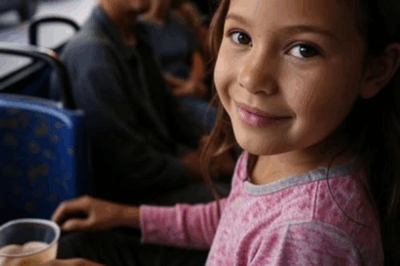 Maya, una chica humilde, pagó el pasaje de un hombre….