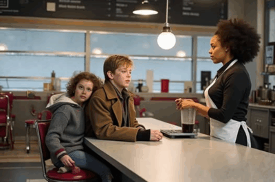 En una ciudad cubierta de nieve, una camarera…