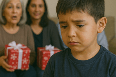 Mi madre le dio regalos iguales a todos los nietos menos al mío, y dijo en voz alta: “Él no merece uno”. Años después, lo que hizo mi hijo delante de toda la familia la dejó sin palabras.