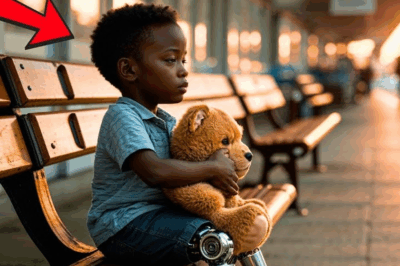 “Un niño vulnerable espera solo en un punto de autobús sin entender por qué fue dejado allí, pero cuando un millonario se detiene para ayudarlo, descubre algo tan inesperado y profundamente humano que cambia el rumbo de ambos para siempre y revela un acto de valentía que nadie habría imaginado.”