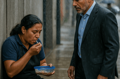 “Un empresario millonario vio a su empleada almorzando sola bajo la lluvia… pero cuando se acercó para ofrecerle ayuda, lo que descubrió lo dejó sin palabras. La verdadera razón por la que aquella mujer se negaba a comer bajo techo reveló una historia tan humana como desgarradora. En cuestión de segundos, el hombre más poderoso de la empresa comprendió que no todo el dinero del mundo puede comprar la humildad ni la gratitud.”