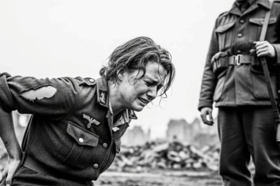 “Archivos recién descubiertos revelan que un grupo de mujeres alemanas retenidas quedó profundamente sorprendido y confundido al confesar a los soldados británicos que ‘les dolía al sentarse’, una queja que desató una intervención médica inesperada. Lo que hicieron los británicos después —según testimonios ocultos durante décadas— desafió todas las expectativas y cambió el ambiente del campamento.”